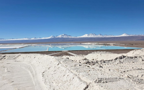 Minería impulsa alza de exportaciones en enero-abril: litio casi triplica envíos