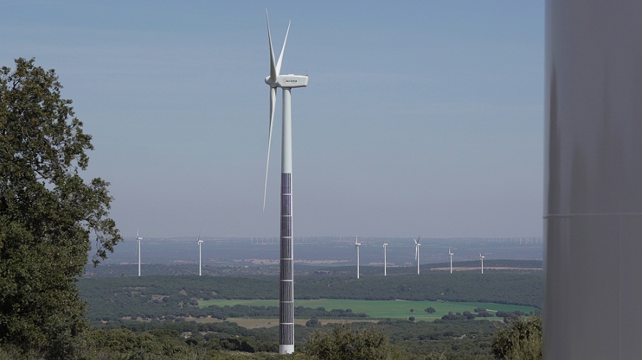 ACCIONA desarrolla piloto de paneles solares en torres eólicas