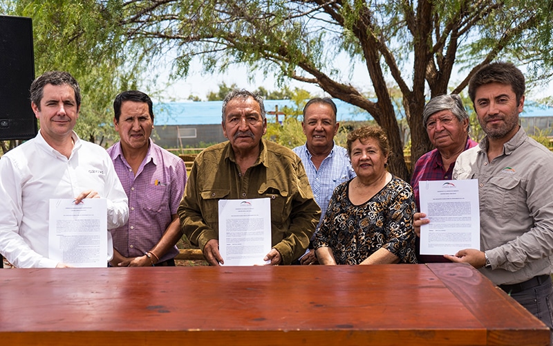 Minera Lomas Bayas firma histórico acuerdo con la Asociación de Agricultores de Calama
