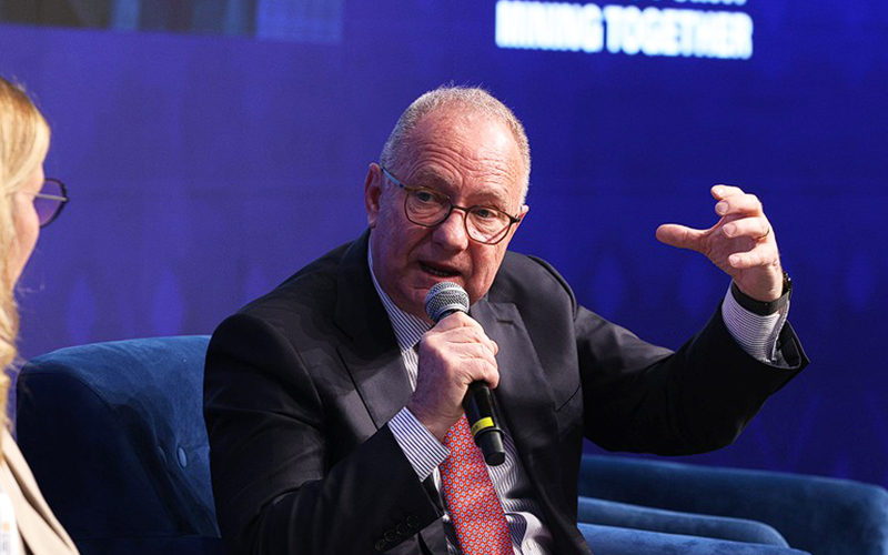 Mark Cutifani llama a acelerar permisos, eficiencia operativa e innovación tecnológica