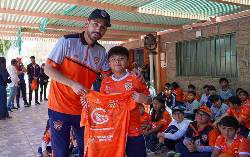 Plantel de Cobreloa visitó a estudiantes de la Escuela Rural de Lasana