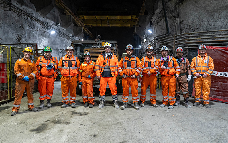 División El Teniente cambia explosivos por agua a presión para destranque de piques mineros subterráneos