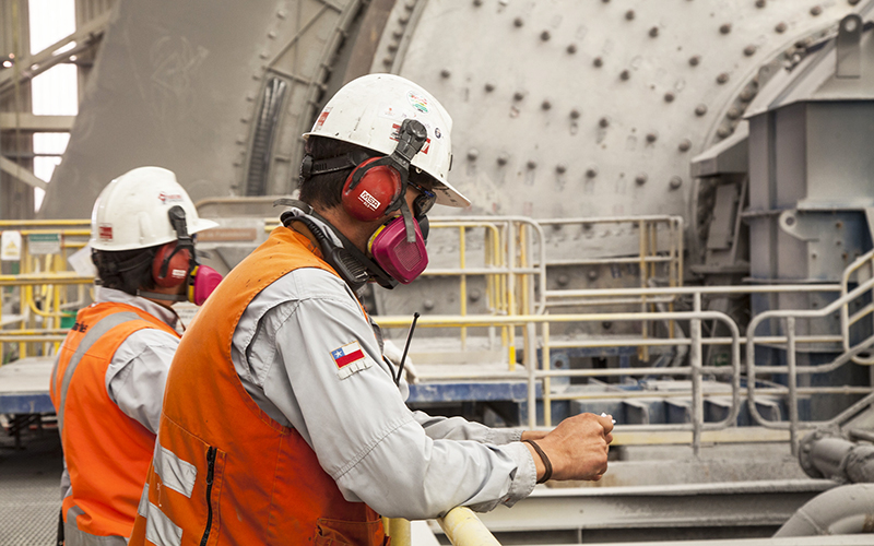 Abren más de 210 vacantes en minería con sueldos de hasta $2,7 millones líquidos