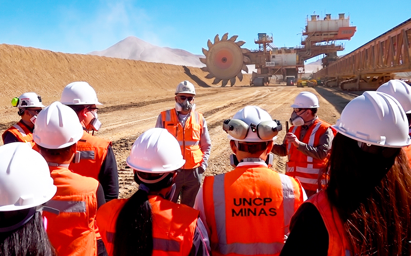 Estudiantes de Ingeniería Civil de Minas de la UA conocen en terreno la operación de Radomiro Tomic