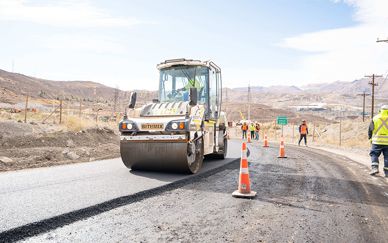 El Teniente realiza pruebas de pavimentación con residuos mineros y neumáticos reciclados