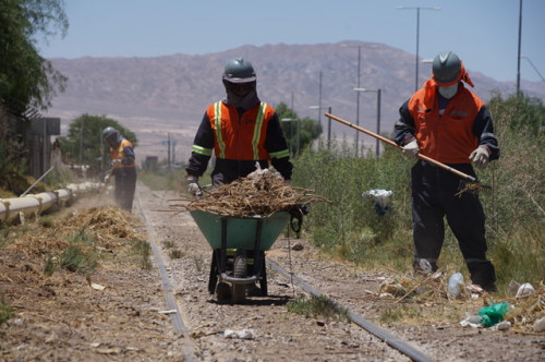 FCAB ejecuta programa de limpieza de vía férrea en Calama