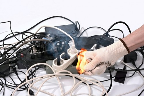 Sigue estos consejos para evitar los accidentes eléctricos este verano