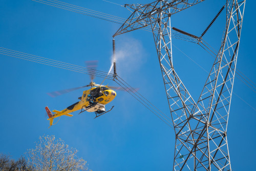 Ecocopter y BBOSCH estrenan servicio de lavado aéreo de aisladores con helicópteros