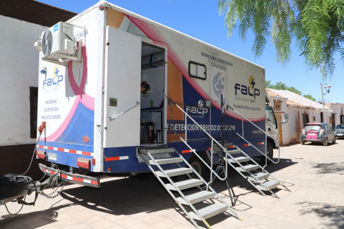 Clínica móvil llega a San Pedro de Atacama para realizar exámenes de detección precoz de cáncer de mama.