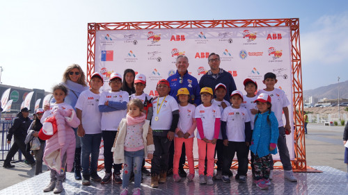 Niños de Calama, Michilla y Sierra Gorda disfrutaron de la velocidad junto a Eliseo Salazar