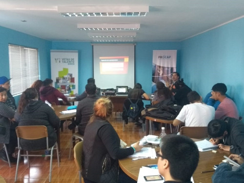 Hombres y mujeres de Tocopilla se capacitan en técnicas de soldadura e instalación de paneles solares