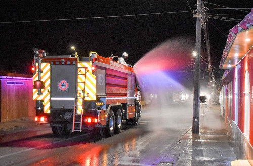 Bomberos de Calama y empresas colaboradoras se suman a sanitización de calles impulsada por Codelco y las autoridades regionales