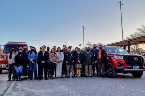 Bomberos de María Elena reciben nueva camioneta y equipamiento