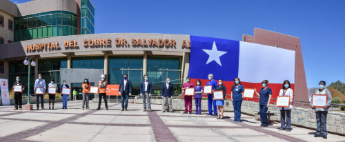 Con bandera gigante reconocen a trabajadores del Hospital del Cobre y áreas operativas de Chuquicamata
