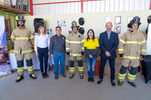 Bomberos de Sierra Gorda reciben donación en equipamiento para emergencias