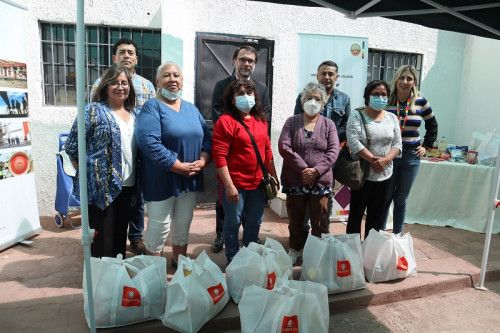 Trabajadores de Codelco y municipio entregaron 120 canastas de alimentos a adultos mayores de Calama