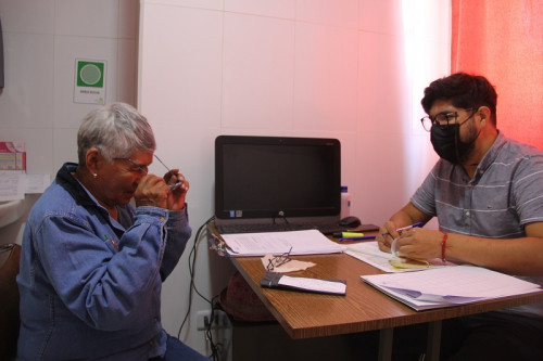 Vecinos de Alto El Loa reciben lentes ópticos gracias a operativo médico de Minera El Abra