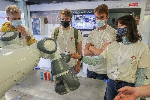 Estudiantes suizos del EPFL visitaron centro de entrenamiento de en Chile