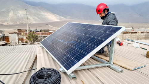 Minera Centinela instaló paneles solares en 24 hogares de Michilla