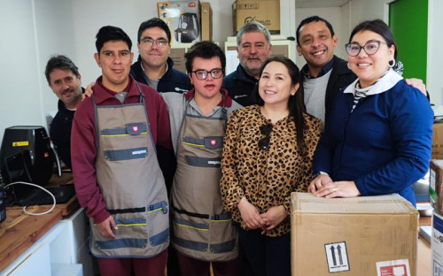 Estudiantes de Escuela María Ester Breve de Coronel reciben equipos e insumos por parte de Oxiquim