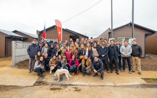 Glencore participa en la entrega de viviendas a vecinos de Vilcún tras incendios