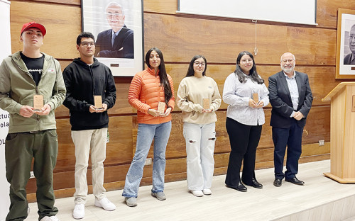 Estudiantes de Tierra Amarilla recibieron beca de Minera Carola Coemin