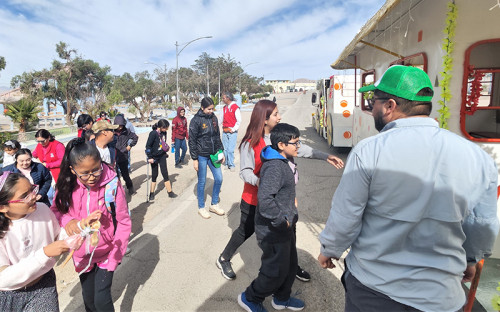 Niños y niñas de Teletón Calama disfrutan recorrido en el Tren Minero durante aniversario 108 de Chuquicamata