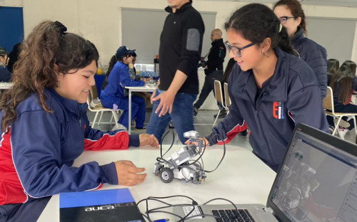 Realizan taller de robótica para niñas de 7° y 8° básico con foco en disciplinas STEM