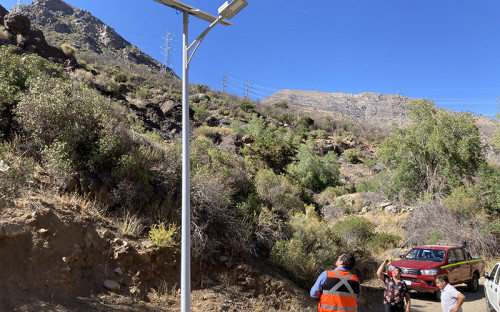 Codelco Andina instala luminarias LED en localidades del Camino Internacional