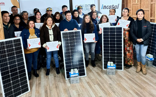 Minera Candelaria capacita a vecinos y vecinas en mantención de paneles solares