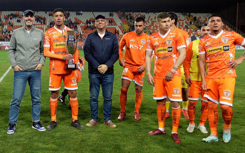 Albemarle celebró sus 43 años en Estadio de Cobreloa con copa conmemorativa