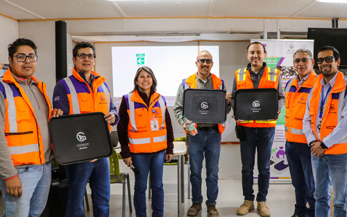 Minera El Abra comienza a usar bandejas elaboradas con botellas plásticas recicladas en sus casinos