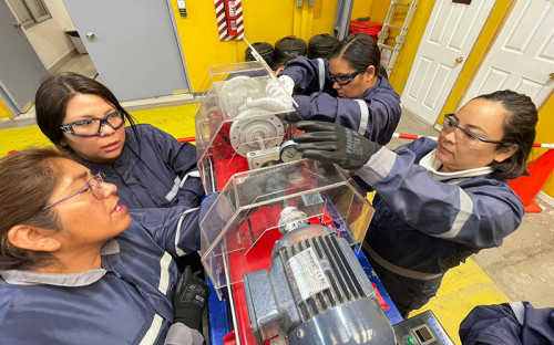 Mujeres de Calama y Alto El Loa culminan capacitación en Mantenimiento Mecánico en Minería