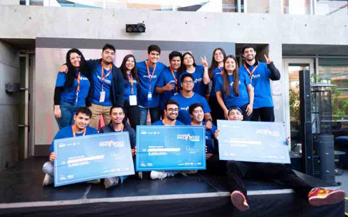 Universitarios de Antofagasta participan en maratónica jornada de programación para clasificar como los nuevos talentos de la minería