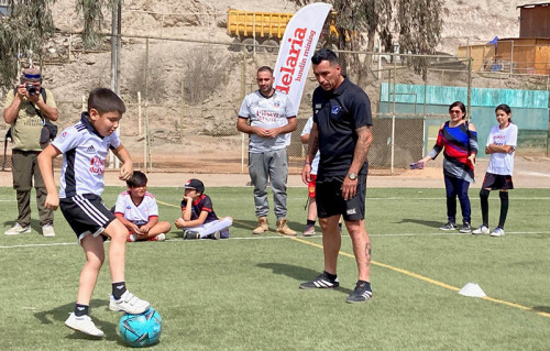 200 niños y niñas de Tierra Amarilla compartieron tarde deportiva con Esteban Paredes