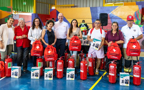 Vecinos de Sierra Gorda fueron capacitados ante emergencias y recibieron kits con elementos de seguridad