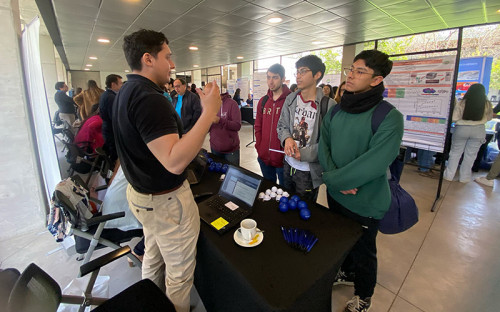 Con gran convocatoria de estudiantes se realizó primera feria profesional de Química de la PUC