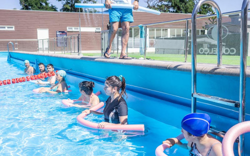 Vecinos y vecinas de Rancagua disfrutan de clases de natación en Estadio El Teniente