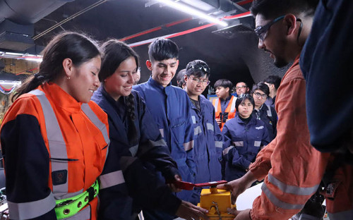 Estudiantes de Electricidad Industrial aprendieron en terreno de su especialidad en visita a Chuquicamata