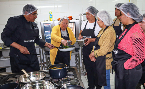 División Chuquicamata y Aramark capacitan a vecinos de Calama en preparación de comidas saludables