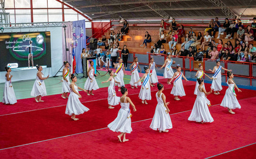 58 niñas de la Academia ‘Destellos’ de María Elena celebraron su gala 2023