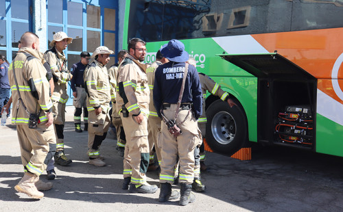 Radomiro Tomic capacitó a bomberos de Calama en atención de emergencias en equipos 100 eléctricos