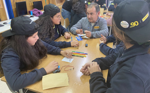 Inspiring Girls y Finning renuevan alianza para promover habilidades STEM en niñas a lo largo de Chile