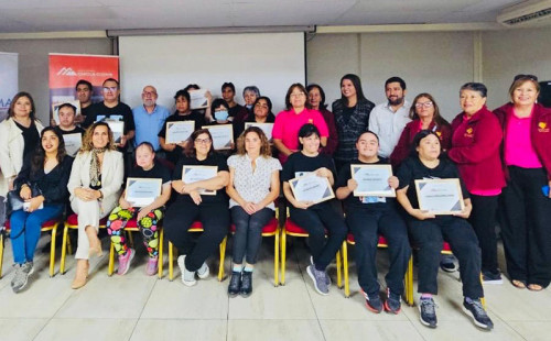 Miembros de la agrupación “Los Girasoles” aprenden técnicas de sublimación con apoyo del Grupo Minero Carola-Coemin