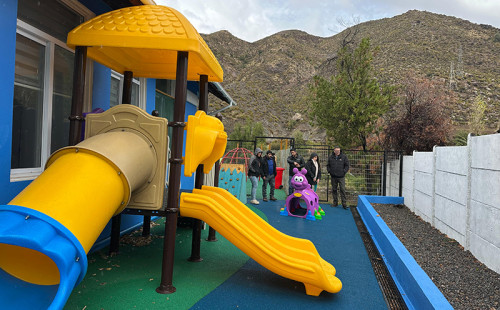 Nuevo espacio recreativo y mejoras en la multicancha destacan en proyecto que benefició a escuela de Río Colorado