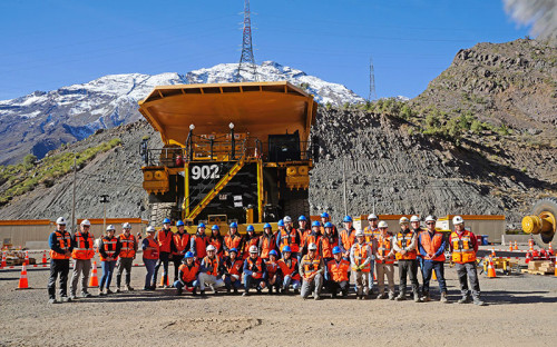 Estudiantes de Los Andes y Calle Larga aprenden del armado de camiones en Codelco Andina
