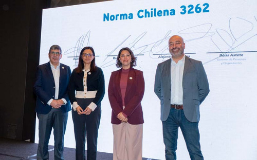 Minera Centinela firma compromiso por la equidad de género y la conciliación laboral, familiar y personal