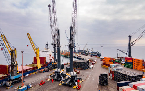 Puerto Angamos fortalece su infraestructura con dos nuevas grúas móviles de clase mundial