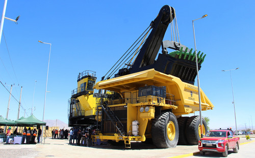 División Chuquicamata entrega pala y camión de extracción a Calama como símbolo de su identidad minera