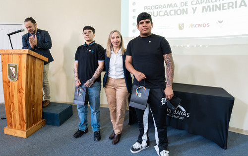 Lomas Bayas concluye Programa Educación y Minería 2025 beneficiando a 240 estudiantes